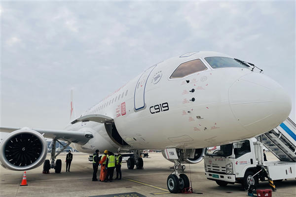 全球首架C919国产大飞机被“水门”仪式迎接