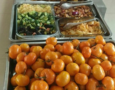 四川某工地食堂竟吸引附近大学生纷