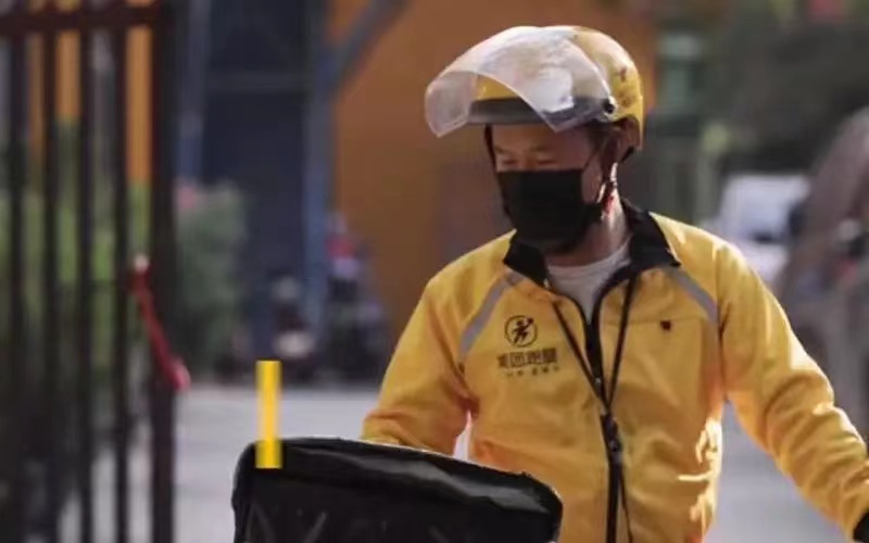 大学生送5年外卖还清40万，只要堂堂