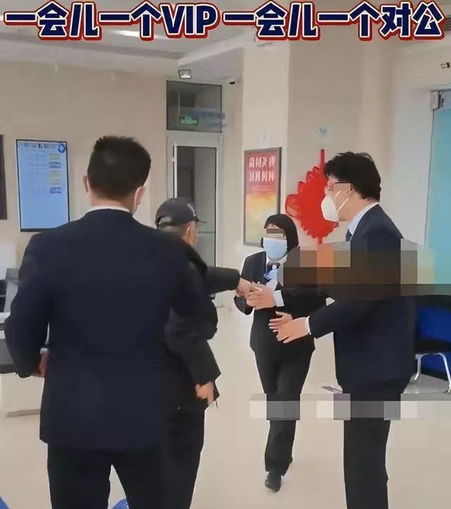 大爷银行办理业务被持续插队，银行：VI