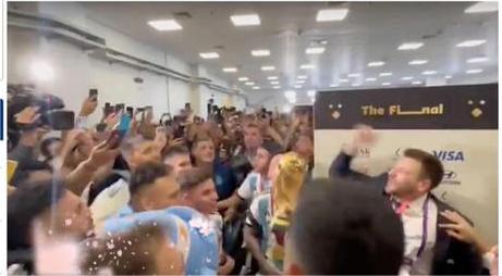 阿根廷队唱歌辱骂记者，国际体育记者